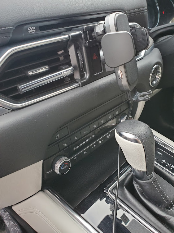 CX-8のスマホホルダー・CX-8・ワイヤレス充電ホルダー・配線隠しに関するカスタム事例の投稿画像1枚目