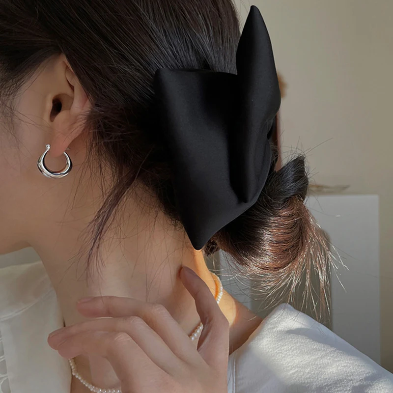 Boucles d'oreilles clip femme en argent sterling, gracieuses et tendance, motif cercle, idéales pour un style chic et raffiné au quotidien.