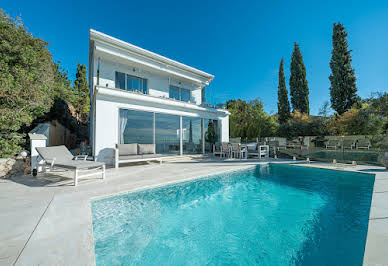 Seaside villa with pool and garden 3