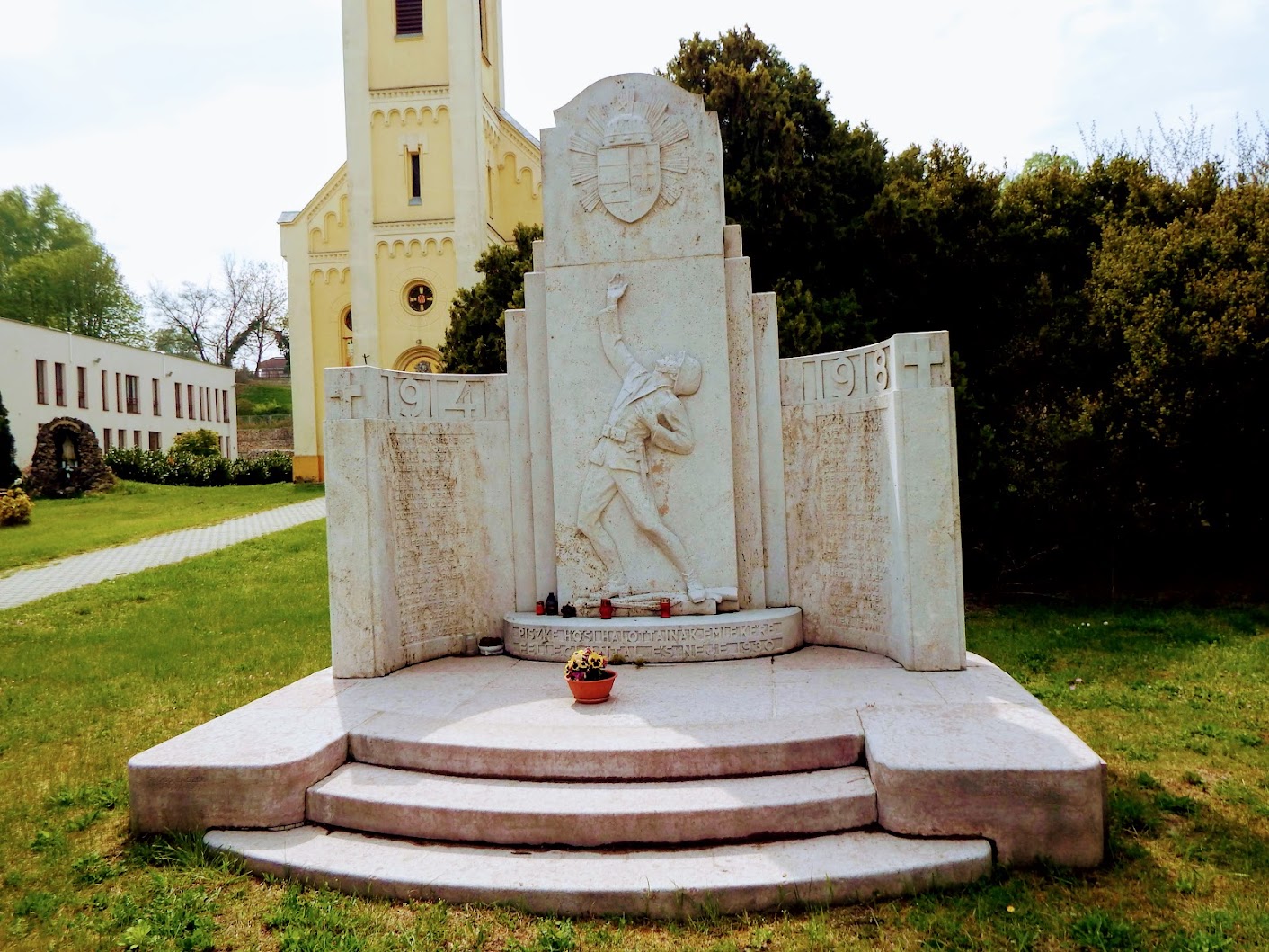 Lábatlan - I. világháborús emlékmű a templomkertben