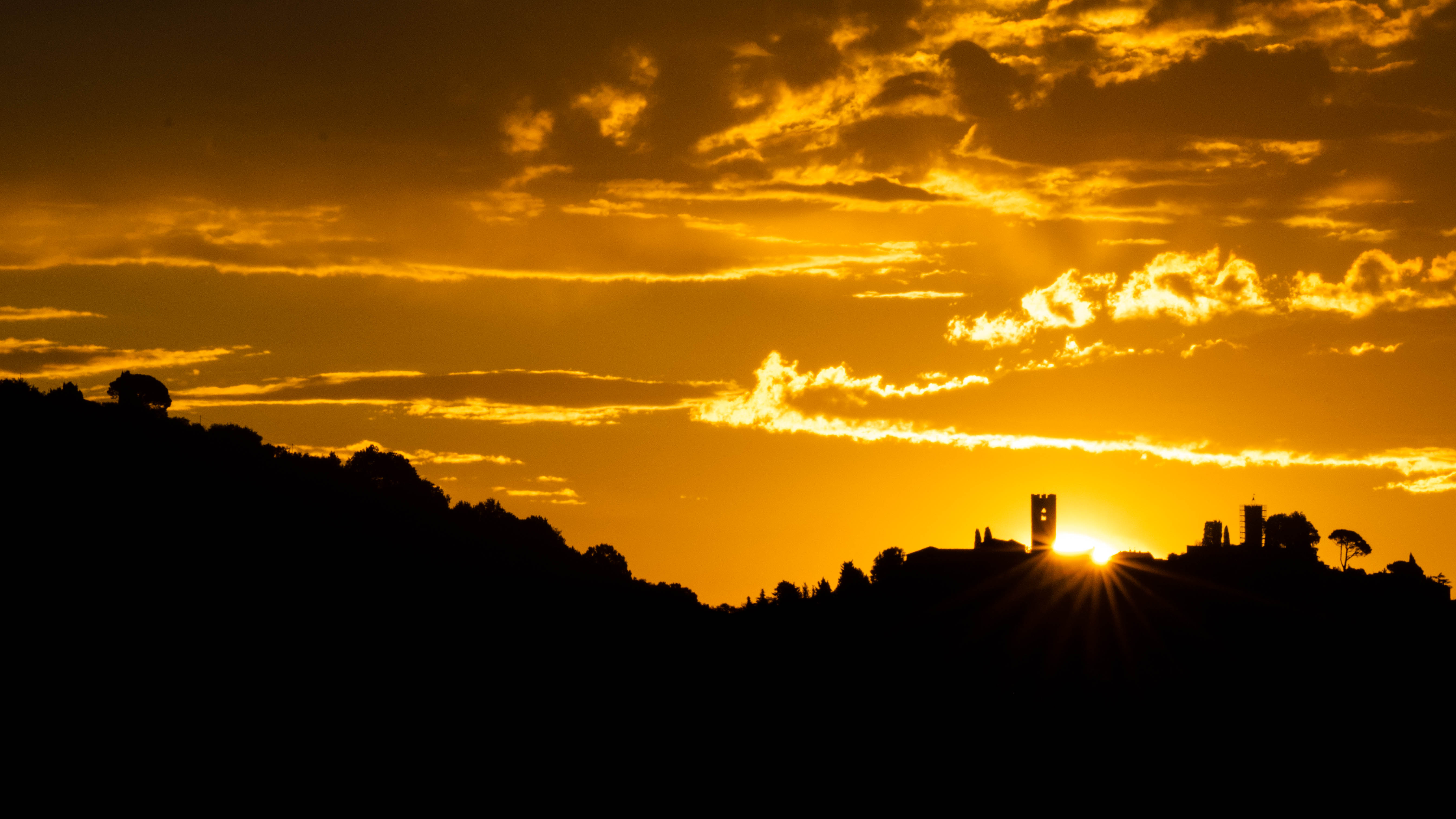 Arriva il sole fra le torri di Buggiano Castello.. di effeenne