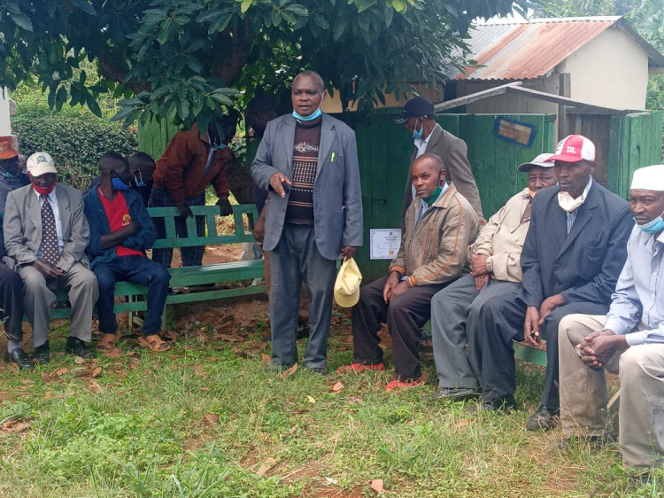 Kiongozi wa kikundi cha InuaWazee Joseph Wega akiwa kwenye mkutano Kiriari, Embu siku ya Jumanne