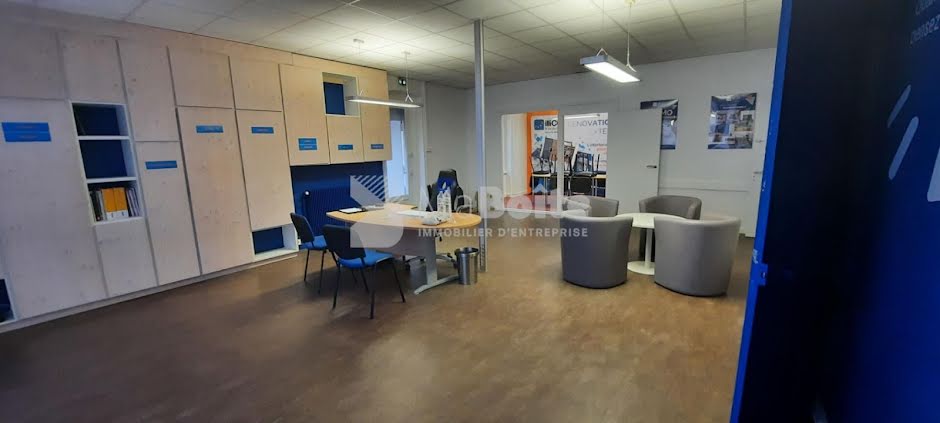 Location  locaux professionnels 4 pièces 99 m² à Feurs (42110), 825 €