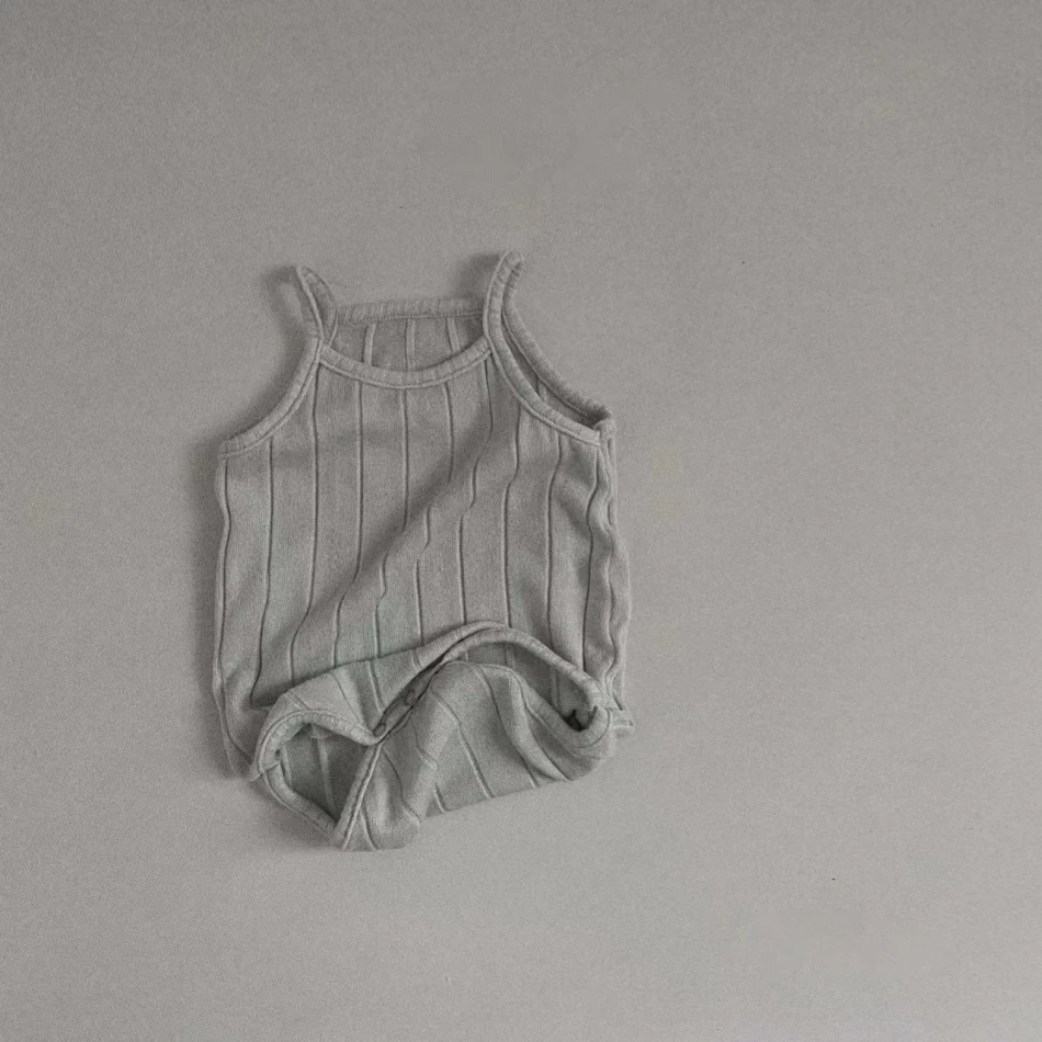 Dunne, zachte katoenen sling romper voor pasgeborenen, eenvoudig en koel. Ideaal voor comfortabel dragen en een luchtige ervaring.