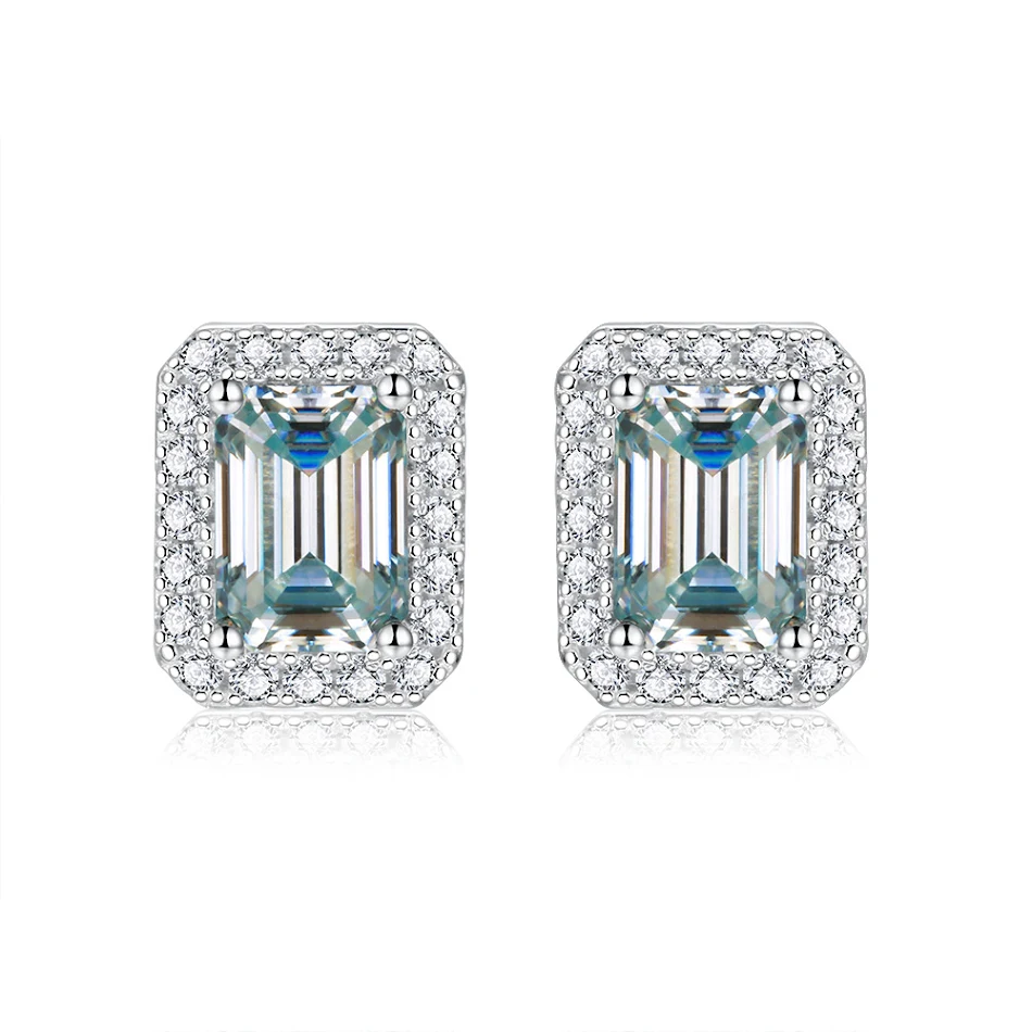 Boucles d'oreilles femme en moissanite taille émeraude, une élégance éblouissante. Sublimez votre beauté, elles brillent à chaque mouvement.