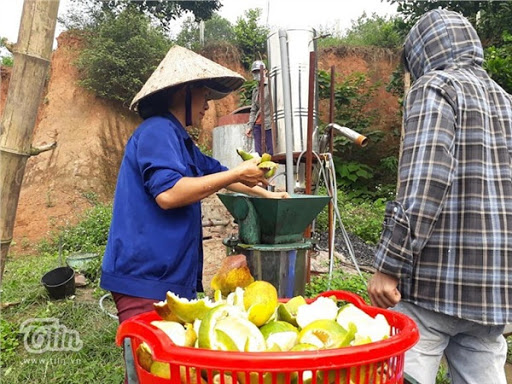 Được biết, chị Na còn chế thuốc trừ sâu từ tinh dầu của vỏ cam.