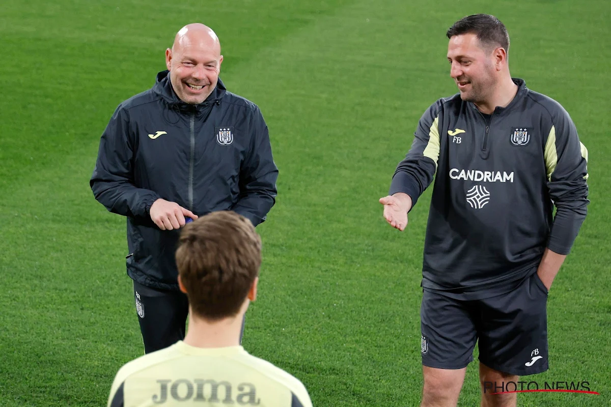 📷 GENIAAL! Doelmannen van Anderlecht nemen afscheid van Frank The Tank met schitterend geschenk