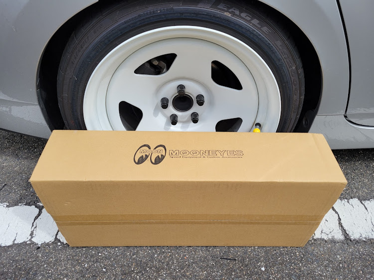 プリウスのMOONEYES・目指せアメ車ルック・ナンバーフレーム取り付け・ダッシュマットに関するカスタム事例の投稿画像1枚目