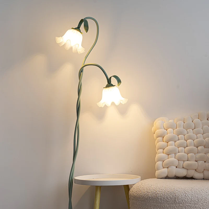 Luminária de chão creme para sala de estar, estilo francês pastoral, quarto com ambiente floral, ideal para criar atmosfera relaxante.