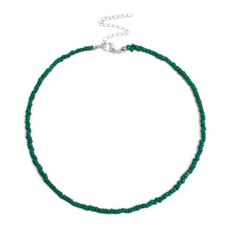 Collar de mujer con cuentas de vidrio blanco natural, dulce y sencillo. Un accesorio elegante para uso diario, realzando cualquier atuendo.