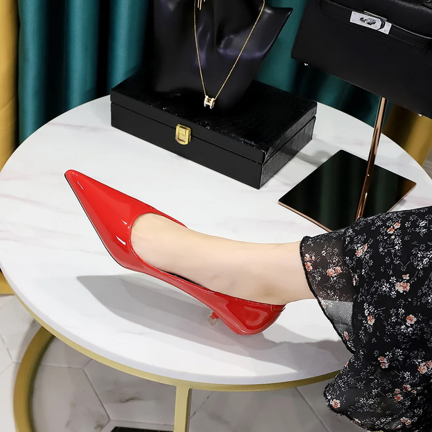 Sapatos femininos elegantes e versáteis, estilo europeu e americano. Salto médio fino, bico fino, boca rasa, perfeitos para várias ocasiões.