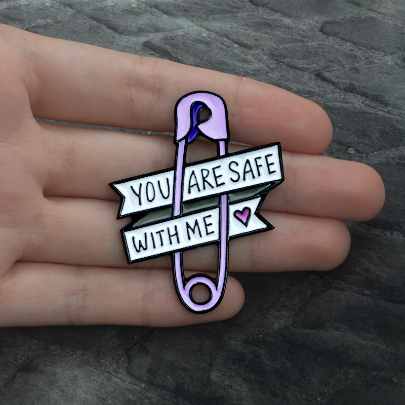Broche de Esmalte Coração com Alfinete de Segurança Roxo Adicione um toque de charme e segurança ao seu visual. Perfeito para roupas e bolsas. Design exclusivo.