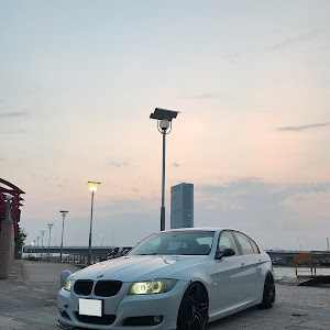 320i