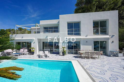Property with pool 4