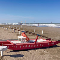 in spiaggia di ombrelloni, non ce ne sono più. E' il solito rituale, ma ora manchi tu. di 