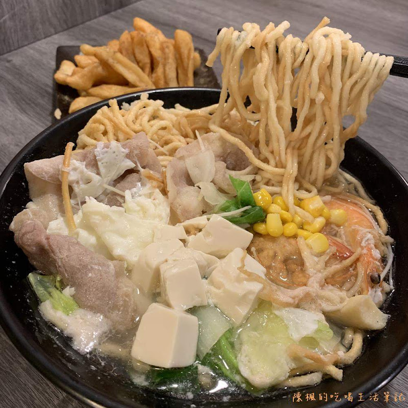 伊府軒鍋燒專賣店。平價台北鍋燒意麵。份量多湯頭多樣。中山區美食