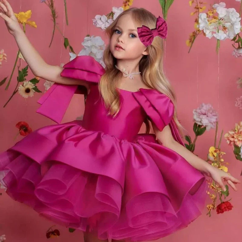Jupe tutu princesse rouge rose avec nœuds et bretelles pour enfants. Costume parfait pour les fêtes et les jeux.