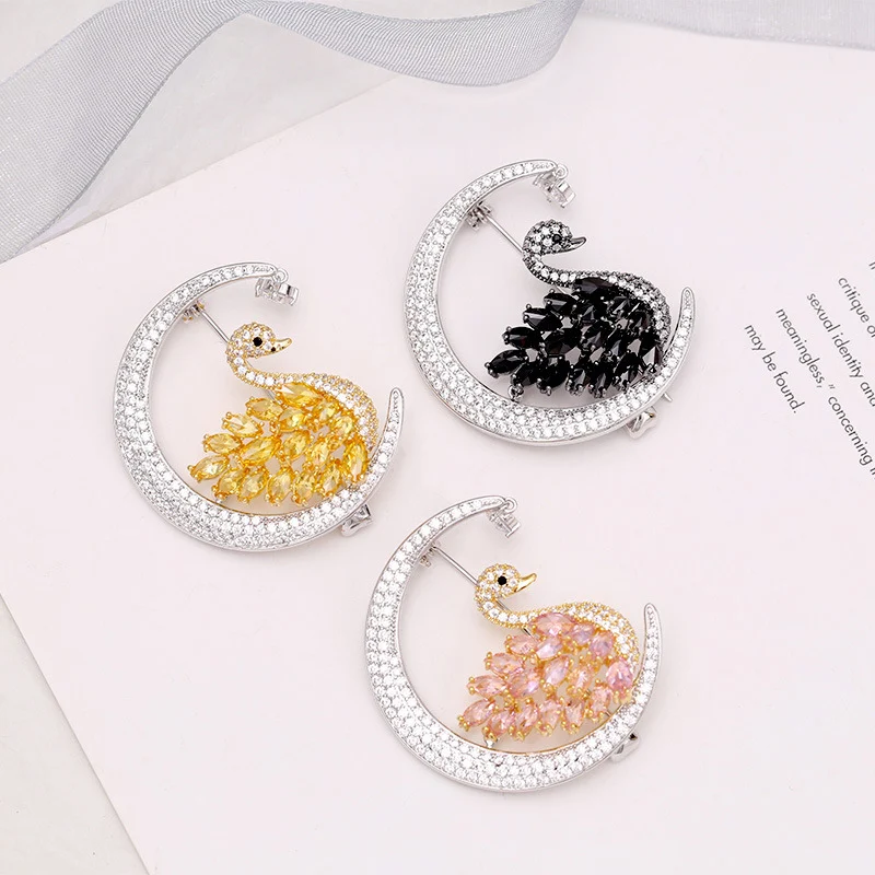Broche de cisne rosa personalizado, feminino e versátil, perfeito para todas as combinações. Um acessório elegante que valoriza seu estilo.