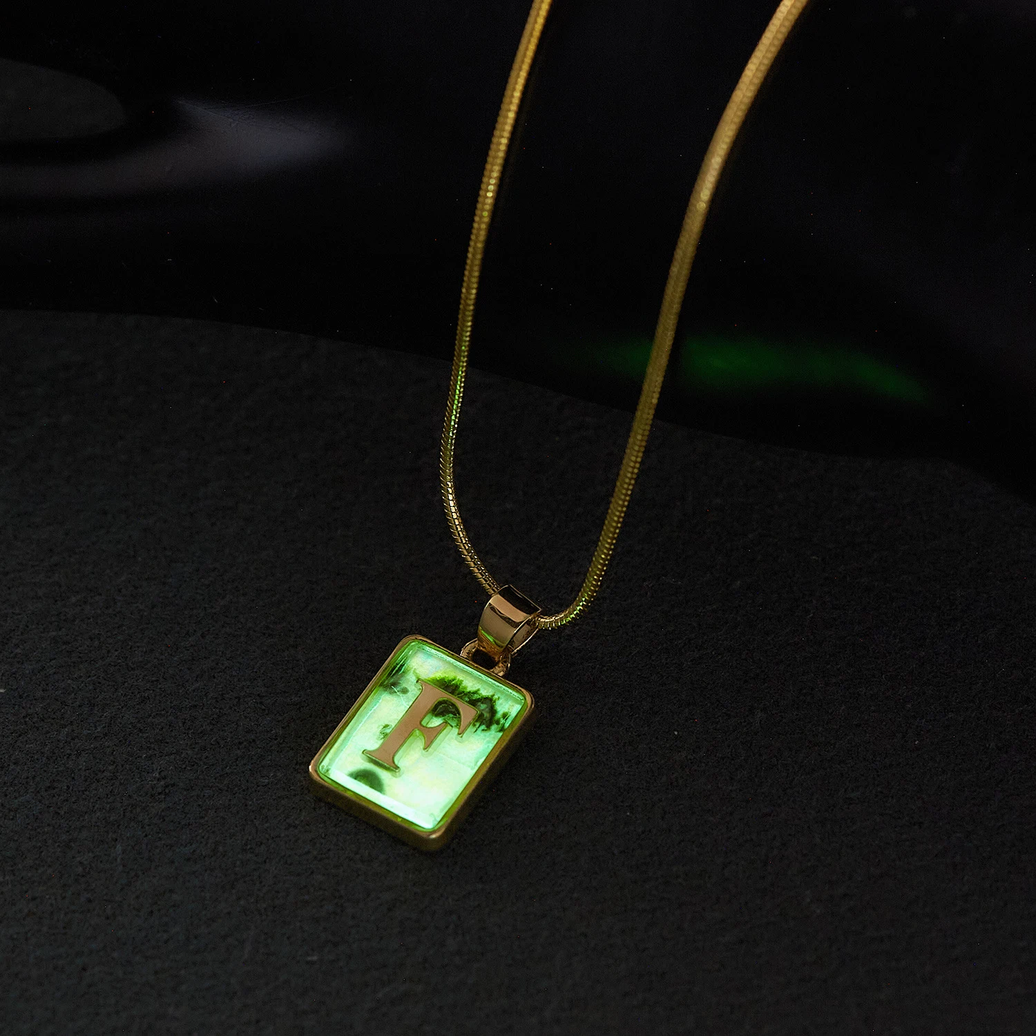 Title 6, 26-Letter vierkante ketting, kleurrijke schelp ...
