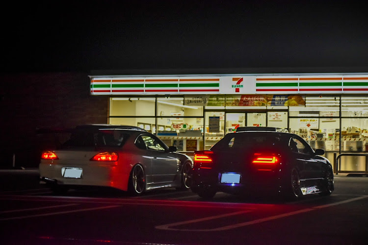 シルビアのSR_brothers・WOW地下・ビンビンマフラー・夜のコンビニ・シルビアファミリーに関するカスタム事例の投稿画像5枚目