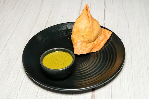 Khasta Dry Fruit Aloo And Paneer Samosa With Chutney