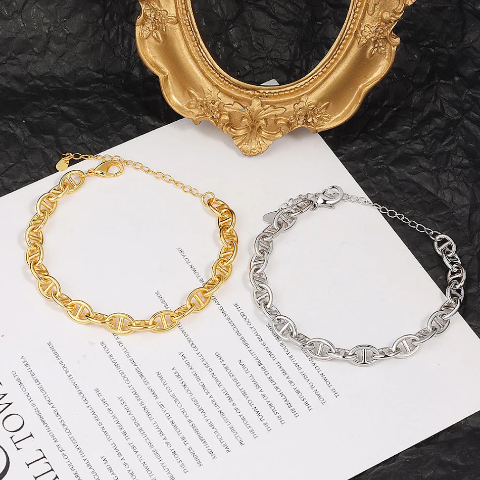 Bracelet avec personnage japonais de nez de cochon, style hip hop créatif. Un accessoire unique et original pour un look tendance et audacieux.