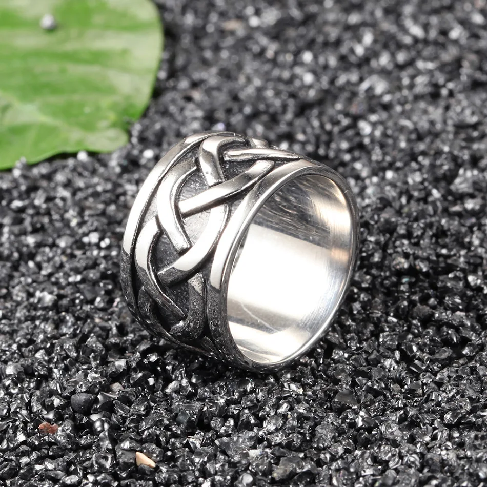 Bague homme en acier titane, dominante et élégante. Un bijou masculin résistant, pour affirmer votre style et votre personnalité.