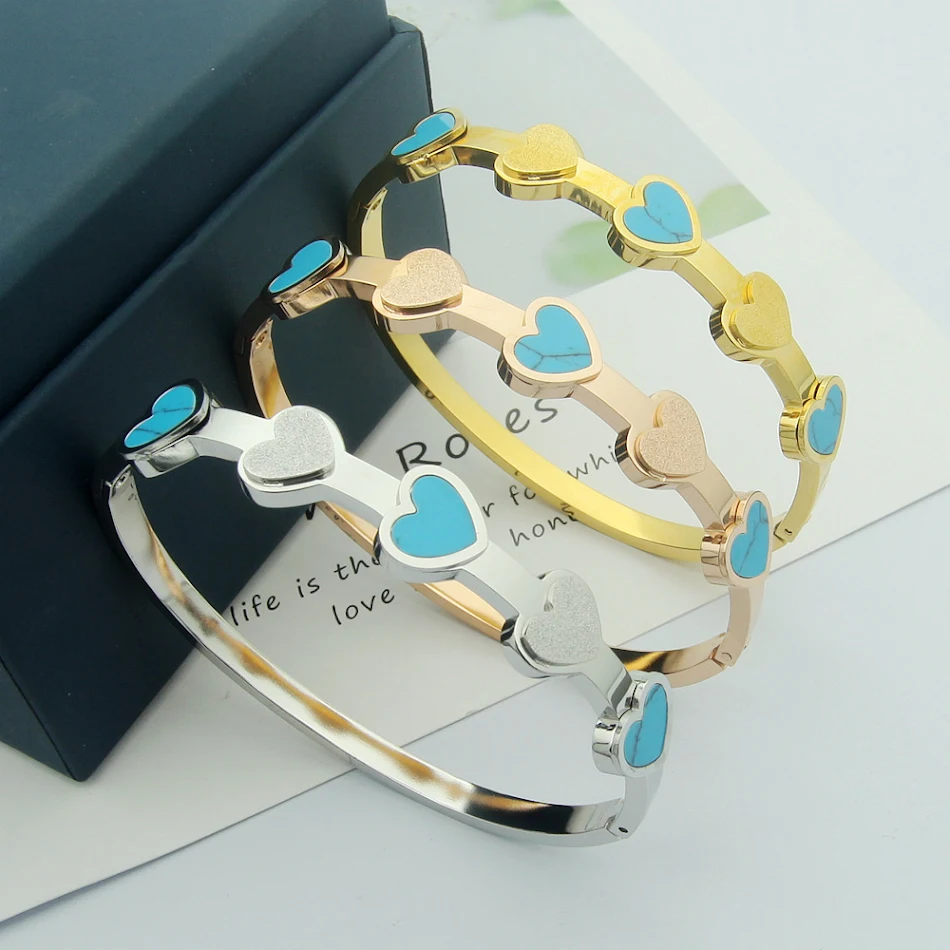 Bracelet cœur pêche bleu givré, un bijou délicat et romantique pour sublimer votre poignet, parfait pour offrir ou pour vous faire plaisir, accessoire unique.