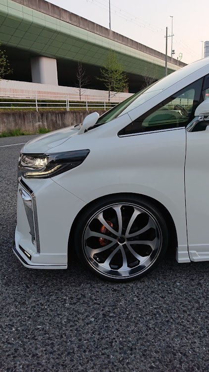 アルファードの#コンプリートカー・#エムズスピード・今日も一日お疲れ様でした。・仕事おわりにパシャリ・夕焼けコラボ(^_^)に関するカスタム事例の投稿画像3枚目