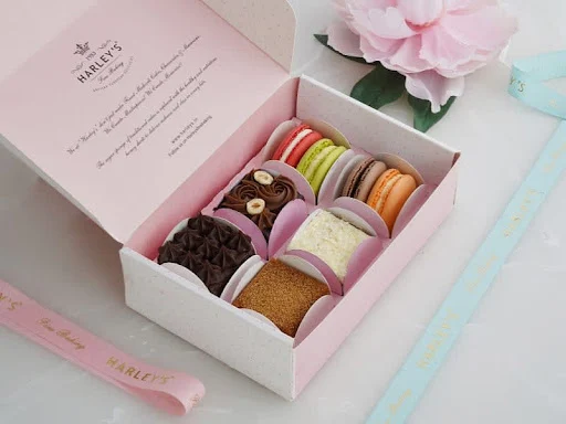 Pack Of 4 Medoviks And 4 Macarons