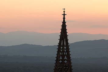 1200px-Freiburger_Muenster_Turm_Spitze.jpg