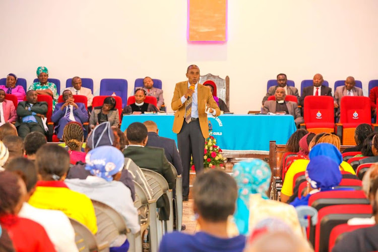 Kiambu Governor Kimani Wamatangi speaking at PCEA Gikambura church on Sunday, November 27.