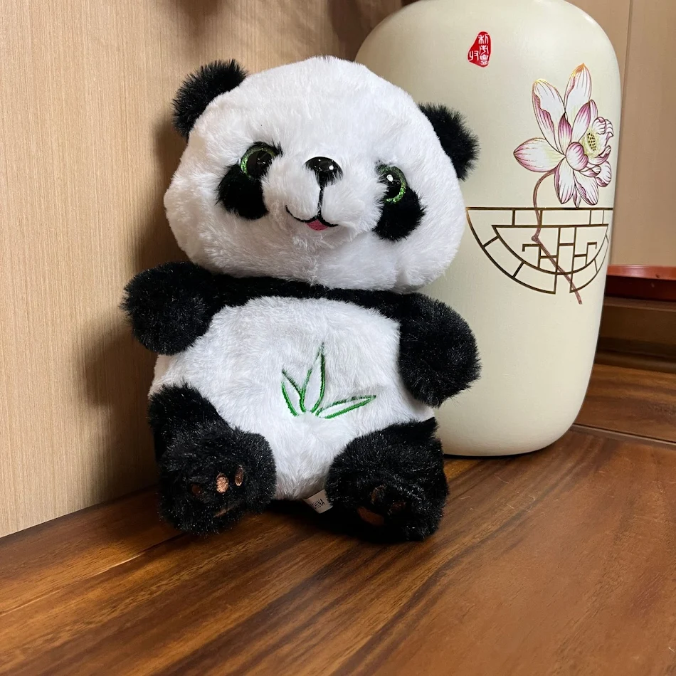 Urocza pluszowa panda z muzyką, symulacją oddechu i świeceniem. Idealny prezent urodzinowy dla dzieci i pamiątka.