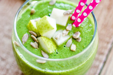 Kale and Sunflower Smoothie with Papaya and Pear