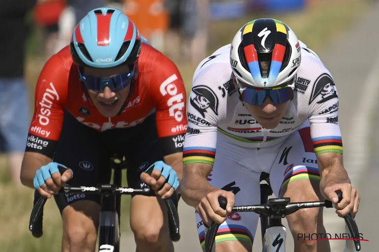 Wereldkampioen Remco Evenepoel klopt Alec Segaert in de sprint en pakt in Izegem zijn eerste Belgische titel