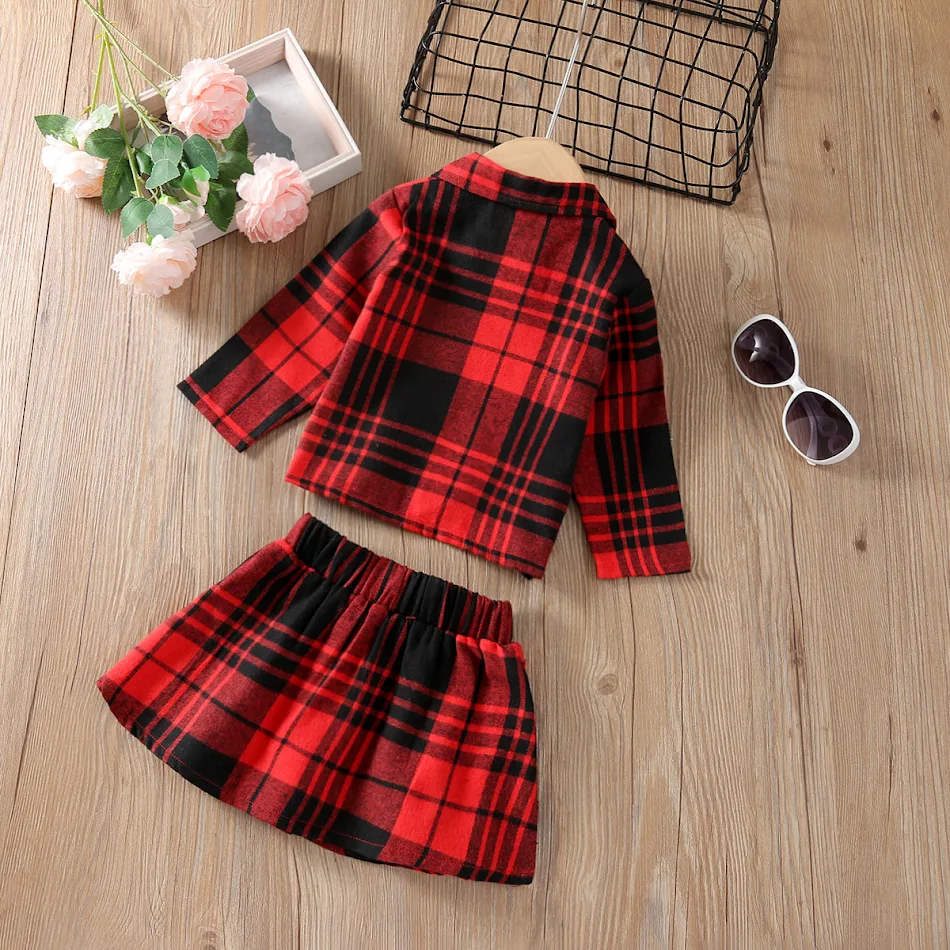 Conjunto de dos piezas para niña con falda a cuadros y manga larga. Perfecto para ocasiones especiales y uso diario con estilo y comodidad.