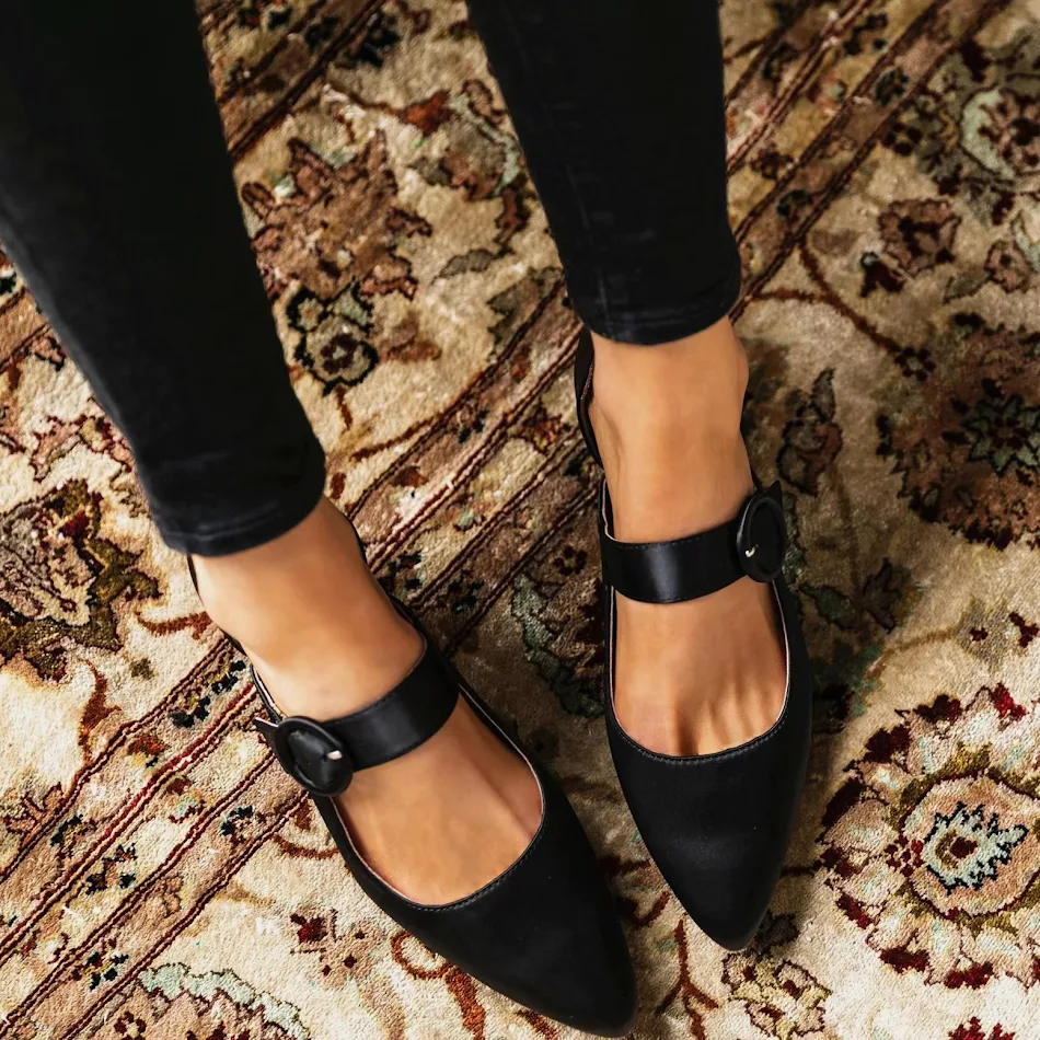 Kunstmatige PU puntige effen kleur lage Baotou schoenen met dikke hak. Kleine schoenen voor comfortabele en stijlvolle looks.