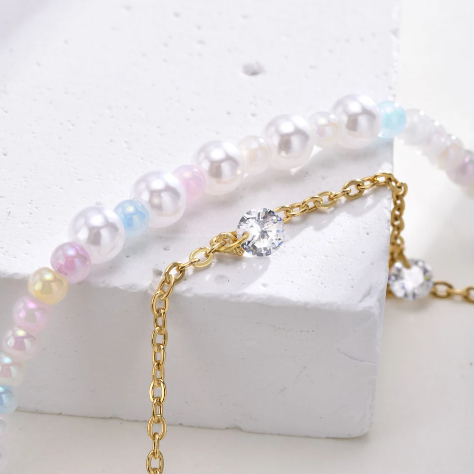 Pulseira dupla de pérolas e corrente entrelaçada. Design elegante de duas camadas, ideal para realçar seu estilo com sofisticação e brilho. Perfeita para qualquer ocasião.