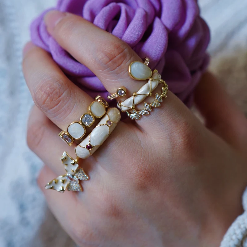 Romantische open ring, melkwit met emaille Streamer, voor een stijlvolle en dromerige look. Een perfect sieraad voor dames die elegantie waarderen.