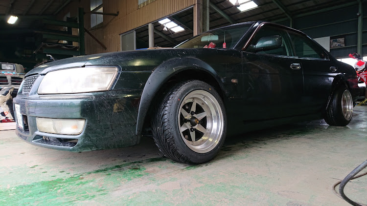 ローレルの車高調整・腹低い。・デュアルフロントパイプでもダメかに関するカスタム事例の投稿画像2枚目