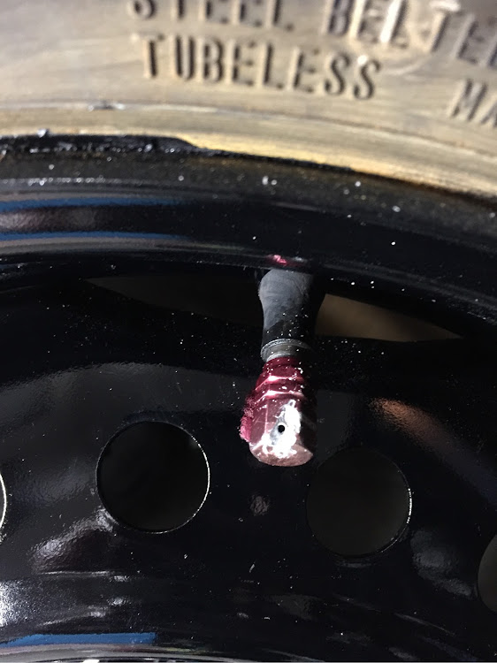 ミラココアのタイヤ交換完了・桜・ココア・ホイールペイントに関するカスタム事例の投稿画像2枚目