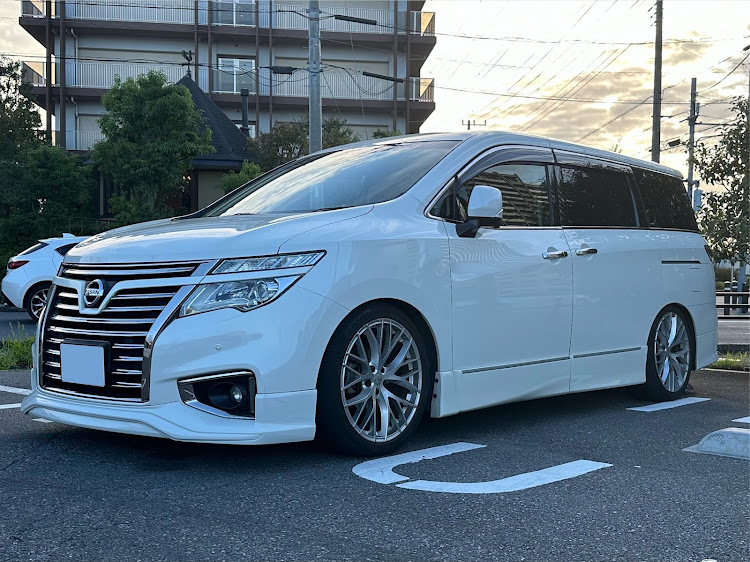 エルグランドの今年最大のカスタムは？・エルグランド乗りさんと繋がりたい！！・いつもいいねありがとうございます！・ピックアップ選出・E52に関するカスタム事例の投稿画像1枚目