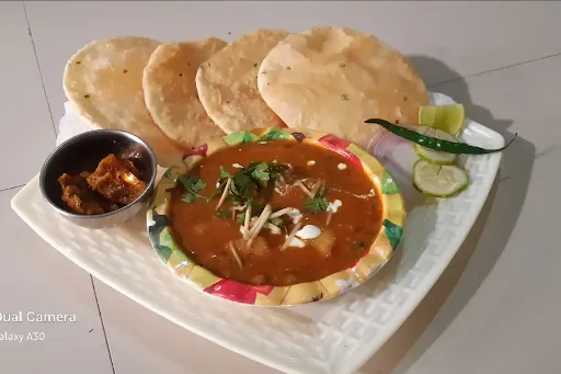 4 Poori With Bhaji