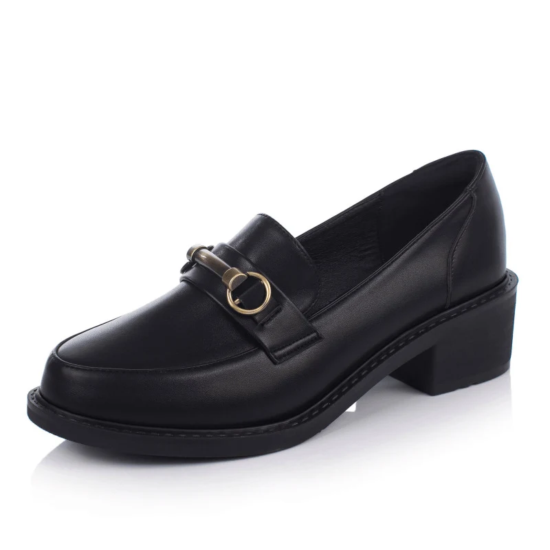 Nuove scarpe in pelle con tacco basso 