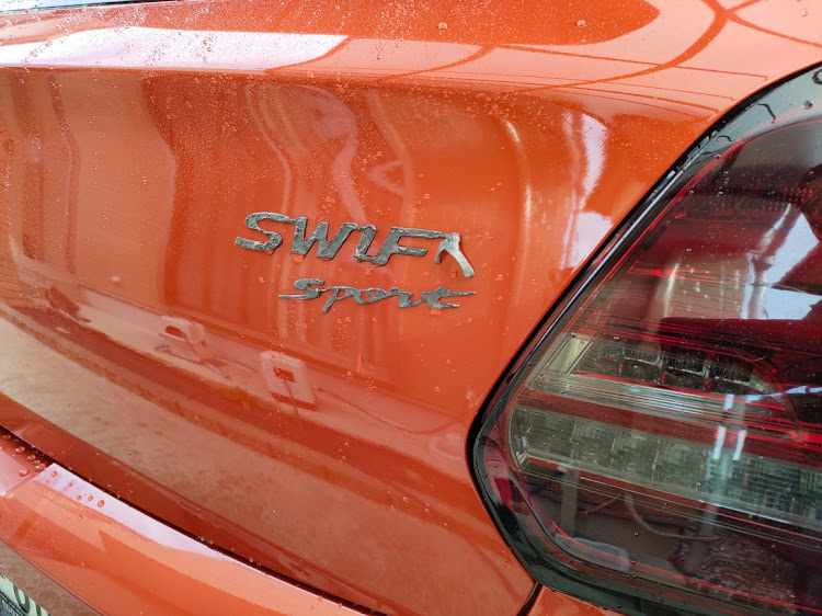スイフトスポーツのエンブレムはずし・洗車・ポリッシャー磨きに関するカスタム事例の投稿画像3枚目