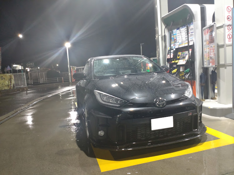 GRヤリスのいつもイイネ&コメントありがとうございます🙇‍♂️・GRヤリスRS・ガソリンスタンドは盛れる？・雨☔️の中での撮影！・こちらは雨でした☔に関するカスタム事例の投稿画像1枚目