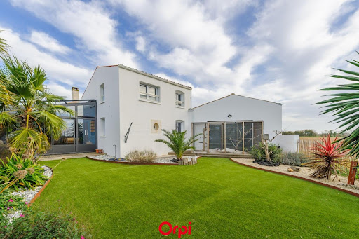 Maison avec piscine et terrasse 1