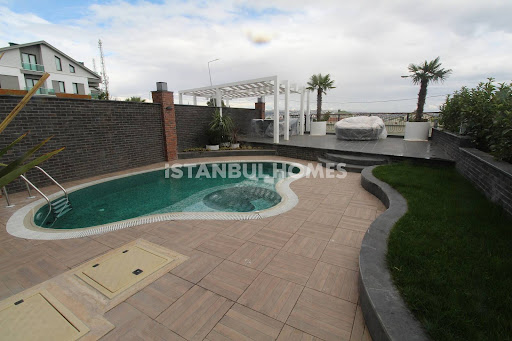 Maison avec piscine et terrasse 3