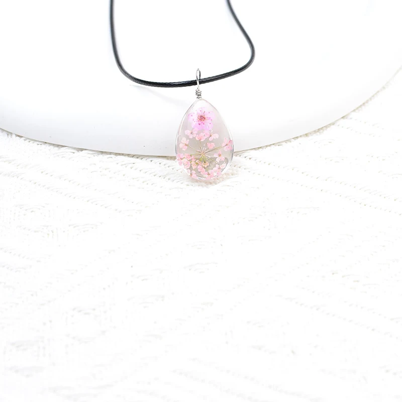 Time Stone Water Drop ketting met natuurlijke gedroogde bloemen, een uniek sieraad dat je look verfraait en je dagelijkse stijl accentueert.