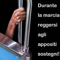 Durante la marcia reggersi agli appositi sostegni! di 